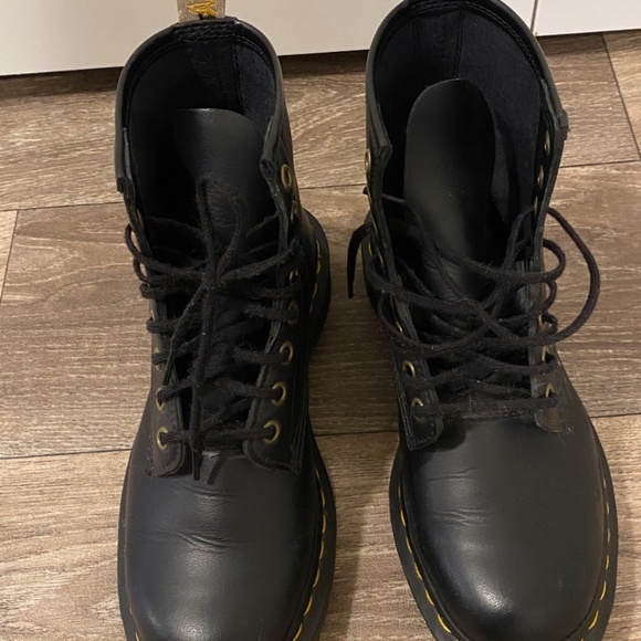 Dr Martens Women's Smooth Leather Lace Up Boots - Picture 3 of 7